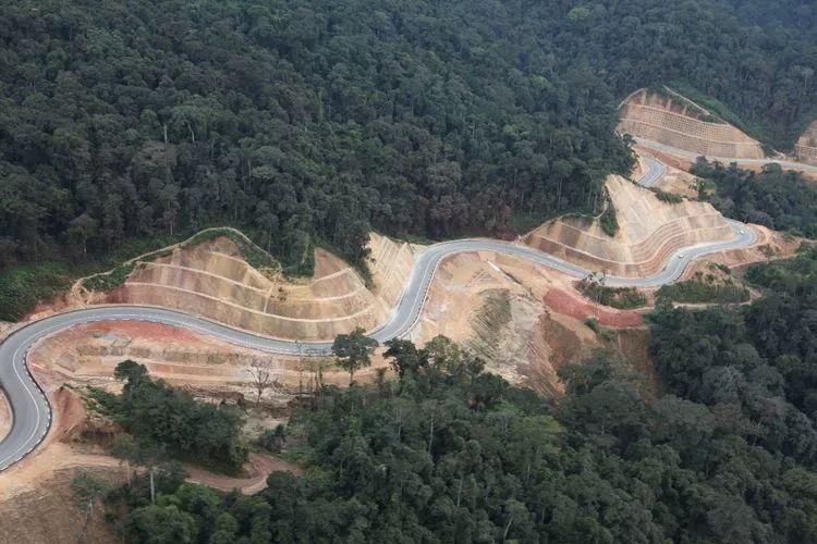 法国人花了18年都没修好的这条路 中国人只用